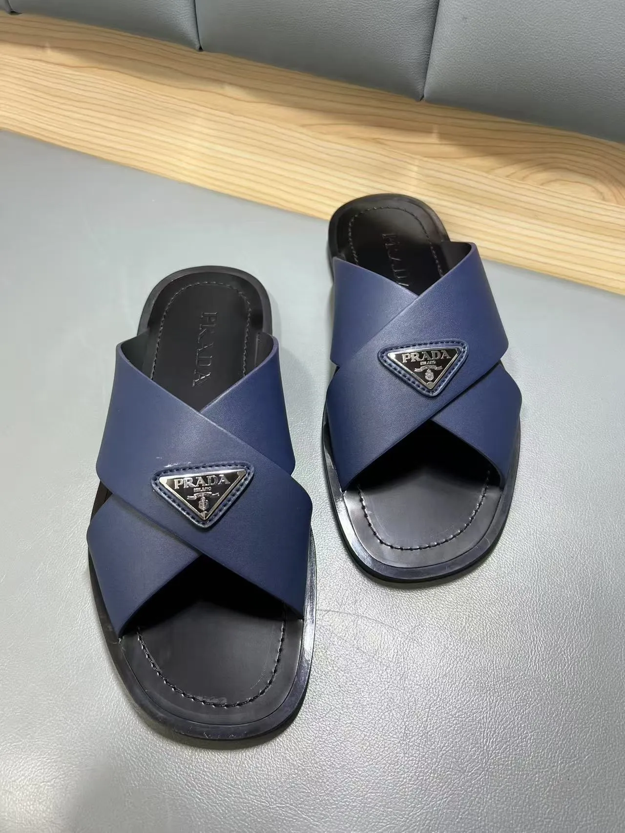 340💰PRADA Prada’s latest slippers are synchronized with the official website. This slipper is made of the brand’s unique and iconic Saffiano leather. The brand logo jumps out from the double straps, and the brand style is clearly visible. Cowhide gives men elegant charm and functional design, making it an ideal choice for vacation and leisure. Size:38-45